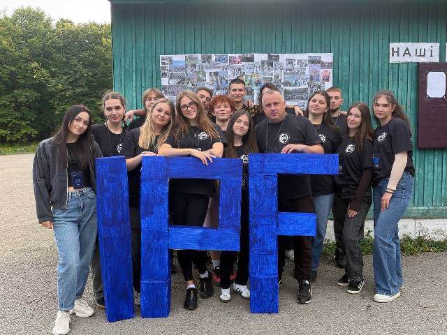 Декан та студактив на посвяті 